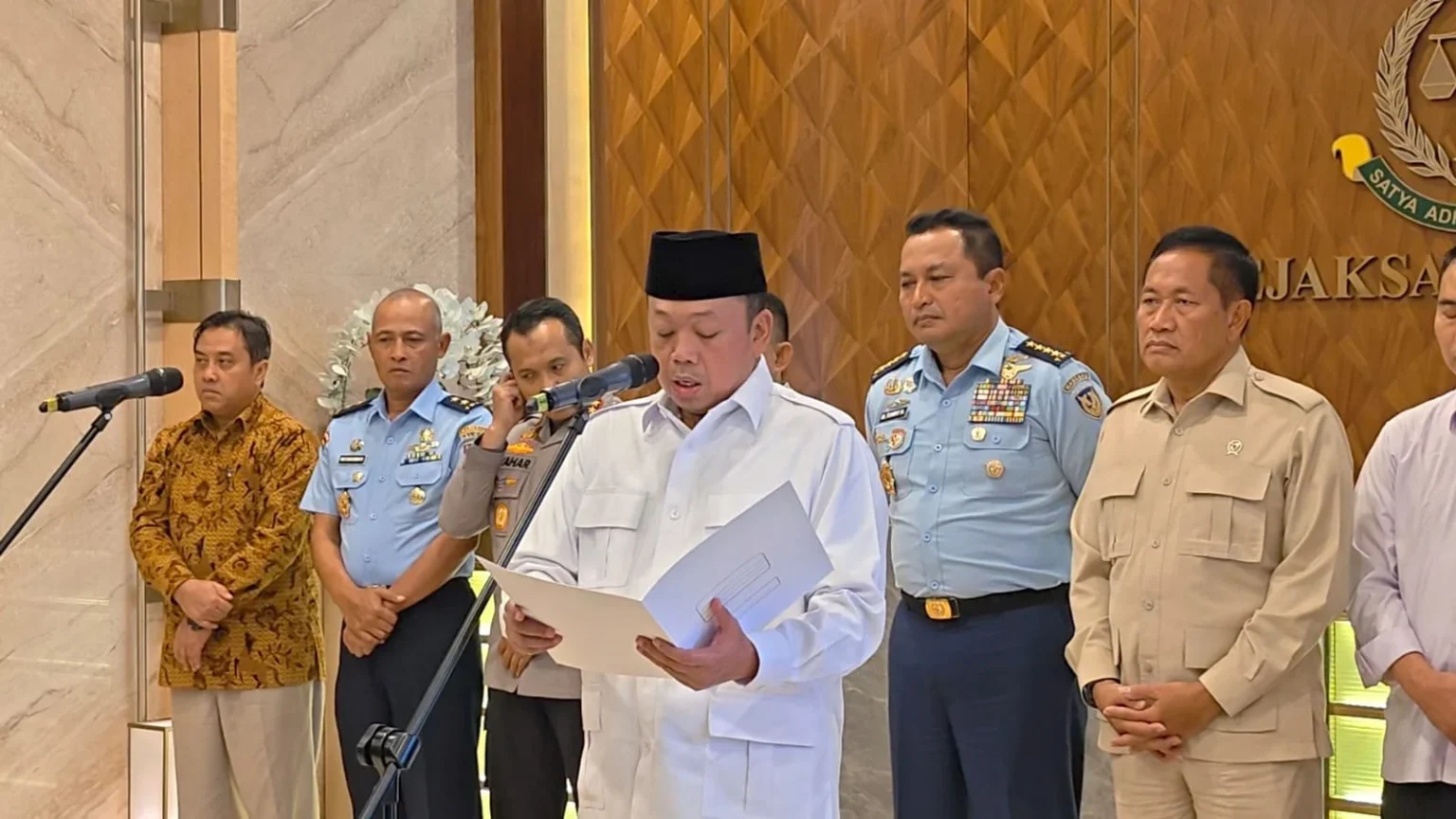 Menteri ATR BPN, Nusron Wahid, saat menyampaikan keterangan pencabutan HGU SGC Group di Lampung yang berdiri di atas lahan milik TNI AU