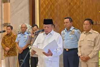 Menteri ATR BPN, Nusron Wahid, saat menyampaikan keterangan pencabutan HGU SGC Group di Lampung yang berdiri di atas lahan milik TNI AU