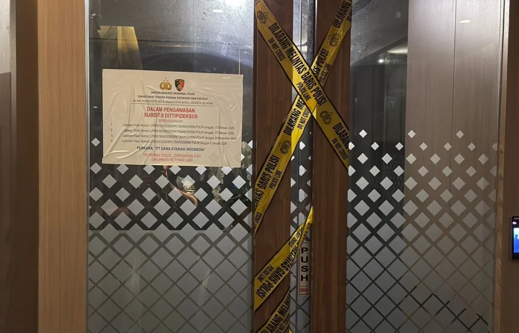 Polri menyegel sala satu ruangan di kantor PT DSI usai digeledah dugaan kasus fraud atau penipuan.