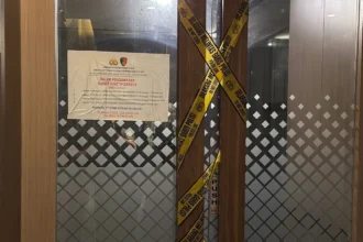 Polri menyegel sala satu ruangan di kantor PT DSI usai digeledah dugaan kasus fraud atau penipuan.