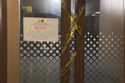 Polri menyegel sala satu ruangan di kantor PT DSI usai digeledah dugaan kasus fraud atau penipuan.