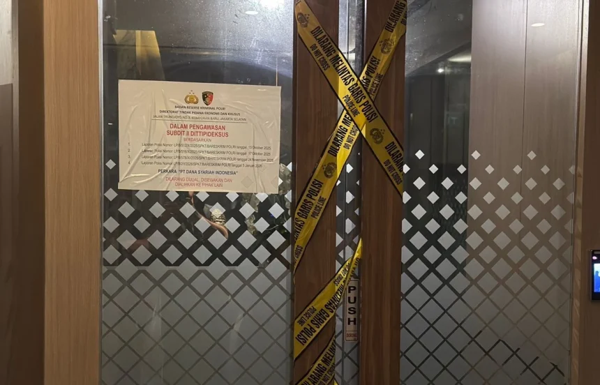 Polri menyegel sala satu ruangan di kantor PT DSI usai digeledah dugaan kasus fraud atau penipuan.