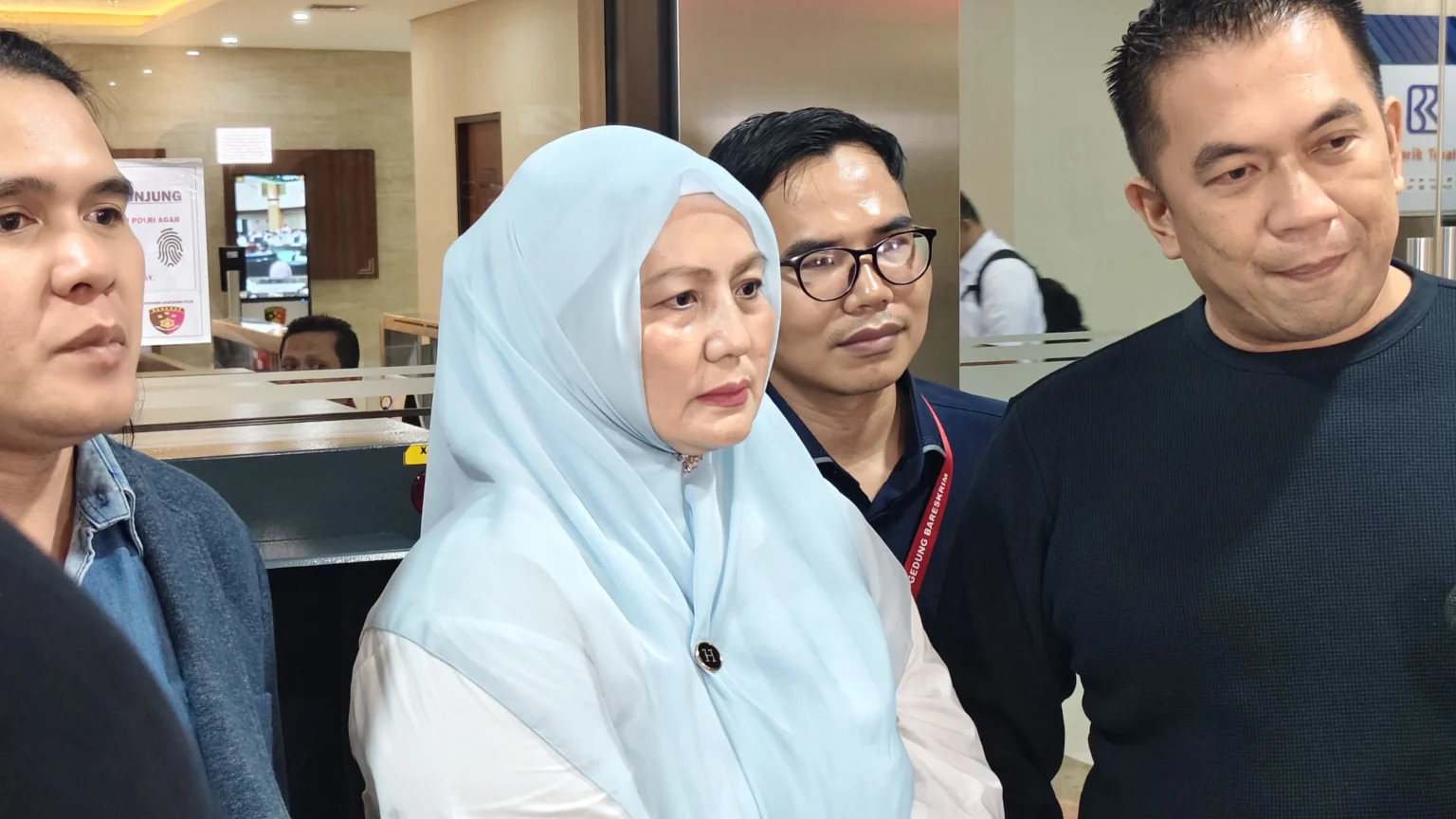 Wagub Babel Hellyana mendatangi Bareskrim Mabes Polri di dampingi kuasa hukumnya jelang diperiksa penyidik kasus ijazah palsu.