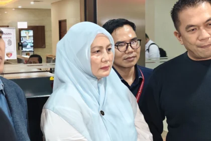 Wagub Babel Hellyana mendatangi Bareskrim Mabes Polri di dampingi kuasa hukumnya jelang diperiksa penyidik kasus ijazah palsu.