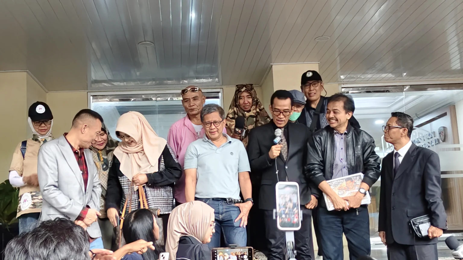 Akademisi Rocky Gerung saat memenuhi panggilan pemeriksaan di Polda Metro Jaya