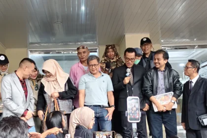 Akademisi Rocky Gerung saat memenuhi panggilan pemeriksaan di Polda Metro Jaya