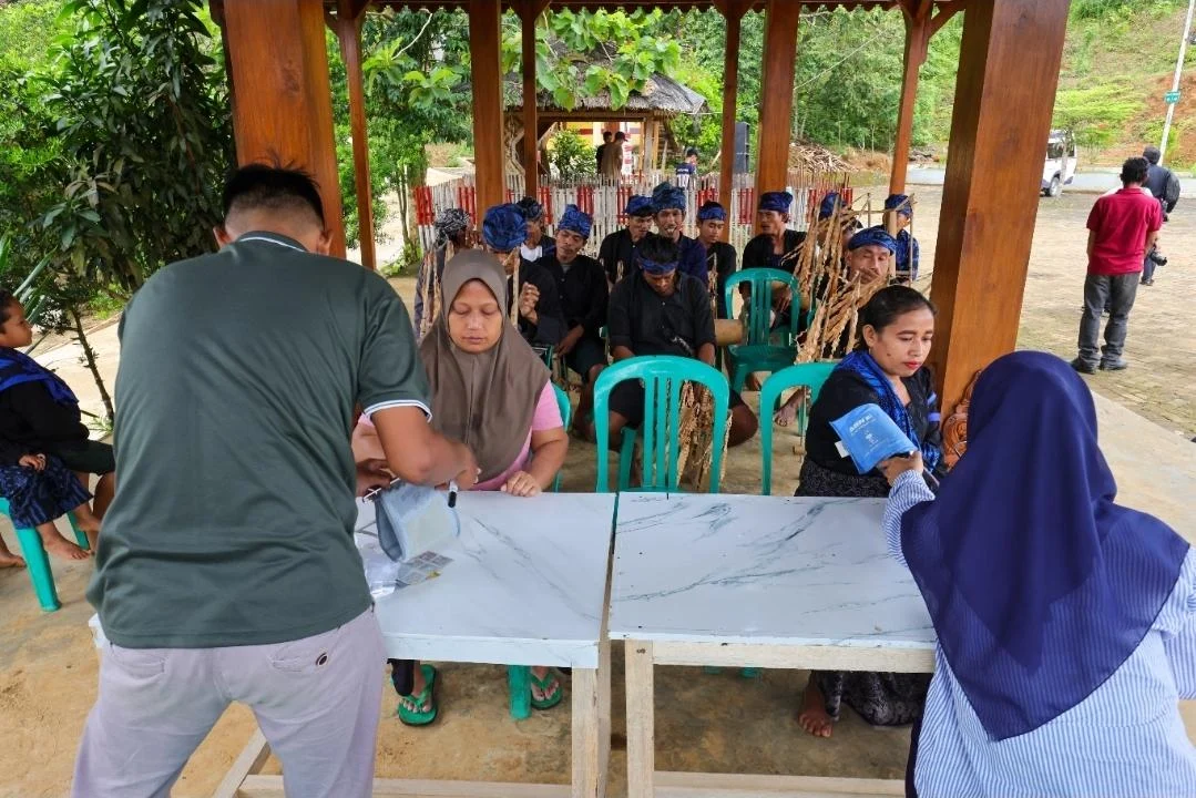 Kemenkes saat melakukan cek kesehatan di Baduy