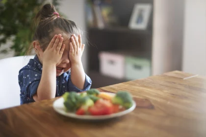 Ilustrasi anak kecil saat disuguhi makanan