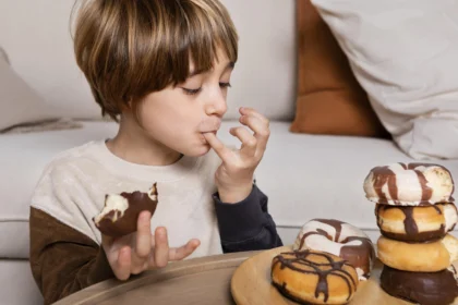 Ilustrasi seorang anak sedang mengkonsumsi roti cokelat