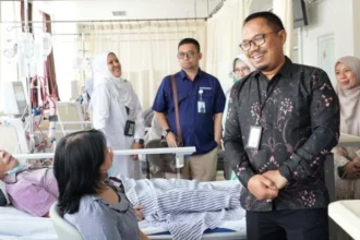 Deputi Direksi Bidang Komunikasi Organisasi BPJS Kesehatan, M. Iqbal Anas Ma''ruf saat mengunjungi pasien di salah satu Rumah Sakit