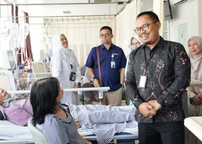 Deputi Direksi Bidang Komunikasi Organisasi BPJS Kesehatan, M. Iqbal Anas Ma''ruf saat mengunjungi pasien di salah satu Rumah Sakit