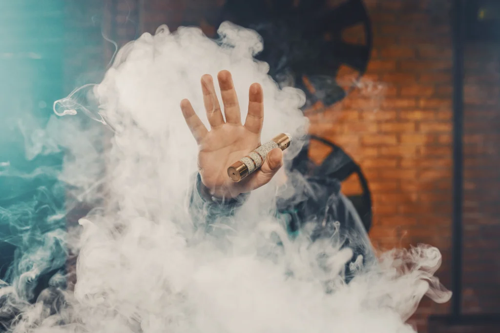 Ilustrasi menggunakan rokok vape