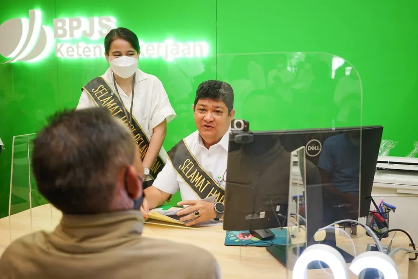 Direktur Kepesertaan BPJAMSOSTEK Zainudin saat menyeragkan secara simbolis penerima manfaat kepesertaan yakni beasiswa pada kegiatan perayaan Harpelnas di Kantor BPJS Ketenagakerjaan Cabang Bandung Suci.