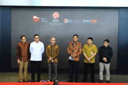 Konferensi pers terkait pengunduran Iman Rachman sebagai Dirut BEI (Sumber: OJK)