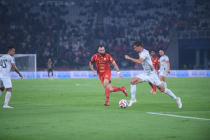 Bek Persija Jakarta, Jordi Amat saat bermain melawan Madura United di Stadion Utama Gelora Bung Karno, Senayan, Jakarta