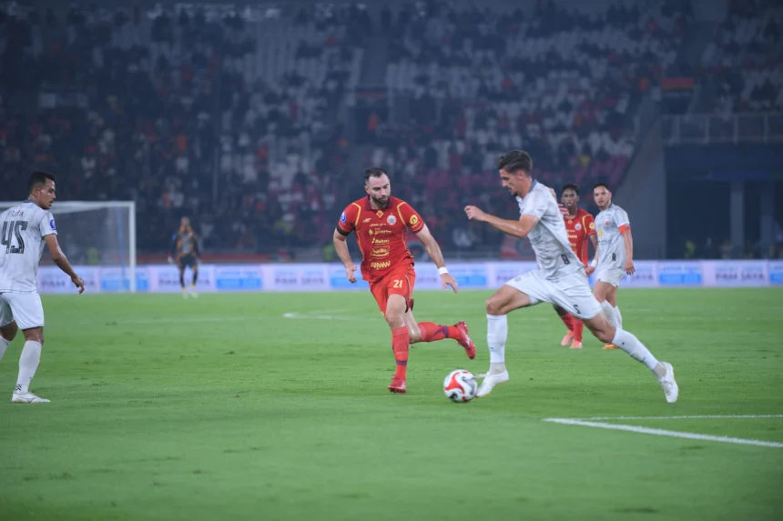 Bek Persija Jakarta, Jordi Amat saat bermain melawan Madura United di Stadion Utama Gelora Bung Karno, Senayan, Jakarta