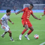 Bek Persija Jakarta, Alan Cardoso saat bermain melawan Madura United.