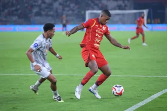 Bek Persija Jakarta, Alan Cardoso saat bermain melawan Madura United.