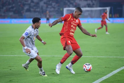 Bek Persija Jakarta, Alan Cardoso saat bermain melawan Madura United.