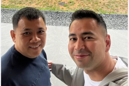 Raffi Ahmad Selfie Bersama Haji Isam