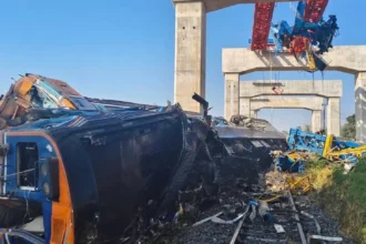 Crane Hantam Kereta Penumpang