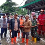 BPBD DKI Jakarta bersama dinas terkait dan penggiat kebencanaan melakukan penanganan dan evakuasi banjir di wilayah terdampak