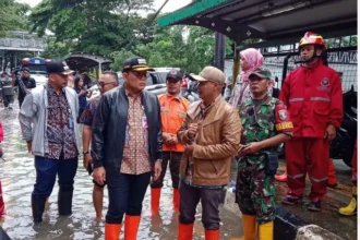 BPBD DKI Jakarta bersama dinas terkait dan penggiat kebencanaan melakukan penanganan dan evakuasi banjir di wilayah terdampak