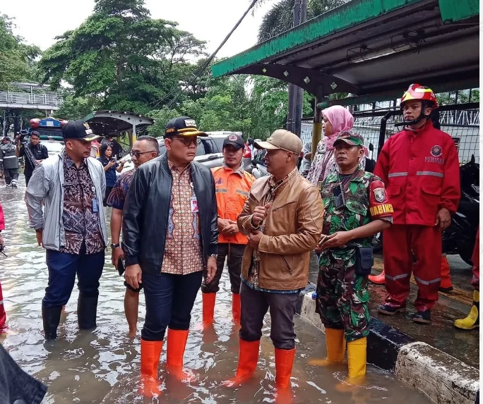 BPBD DKI Jakarta bersama dinas terkait dan penggiat kebencanaan melakukan penanganan dan evakuasi banjir di wilayah terdampak