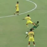 Insiden tendangan kungfu di Liga 4 Jawa Timur, pada laga Putra Jaya Kabupaten Pasuruan melawan Perseta 1970 Tulungagung di putaran 32 besar Grup CC Liga 4 PSSI Jatim, Stadion Gelora Bangkalan, Senin, 5 Januari 2026. (Dokumen istimewa)