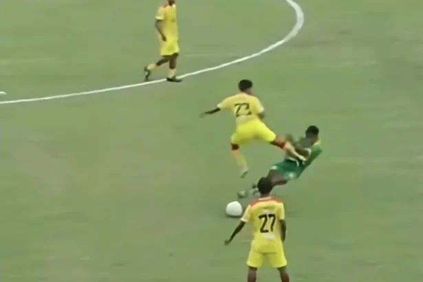 Insiden tendangan kungfu di Liga 4 Jawa Timur, pada laga Putra Jaya Kabupaten Pasuruan melawan Perseta 1970 Tulungagung di putaran 32 besar Grup CC Liga 4 PSSI Jatim, Stadion Gelora Bangkalan, Senin, 5 Januari 2026. (Dokumen istimewa)