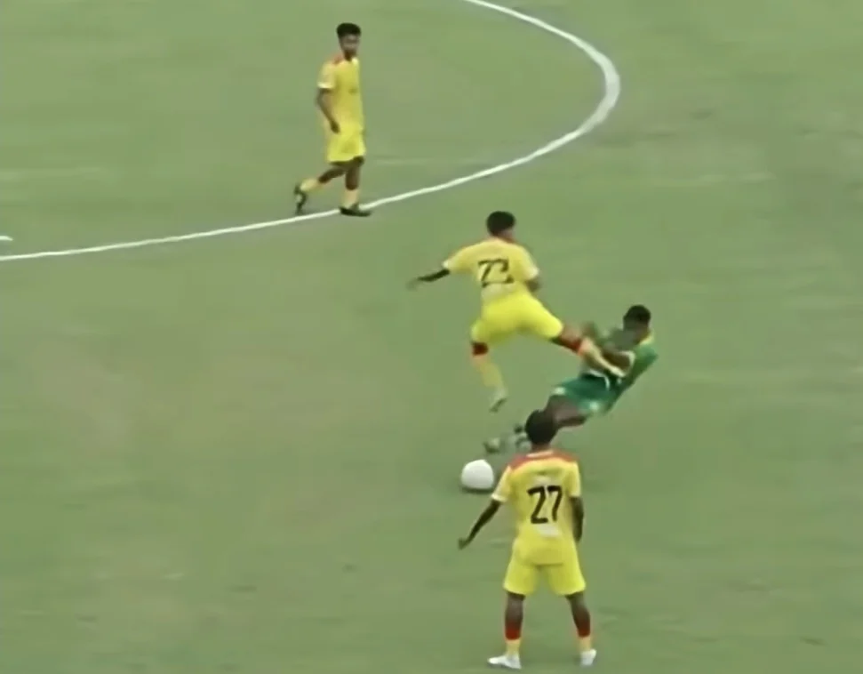 Insiden tendangan kungfu di Liga 4 Jawa Timur, pada laga Putra Jaya Kabupaten Pasuruan melawan Perseta 1970 Tulungagung di putaran 32 besar Grup CC Liga 4 PSSI Jatim, Stadion Gelora Bangkalan, Senin, 5 Januari 2026. (Dokumen istimewa)