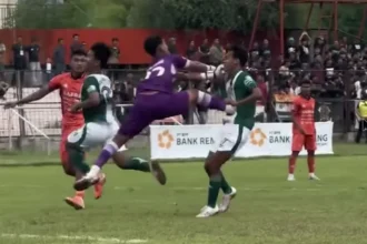 Kiper PSIR Rembang, Raihan Alfariq, menerjang pemain Persikaba Blora, Rizal Dimas di Liga 4 Jawa Tengah. (Dokumen istimewa)