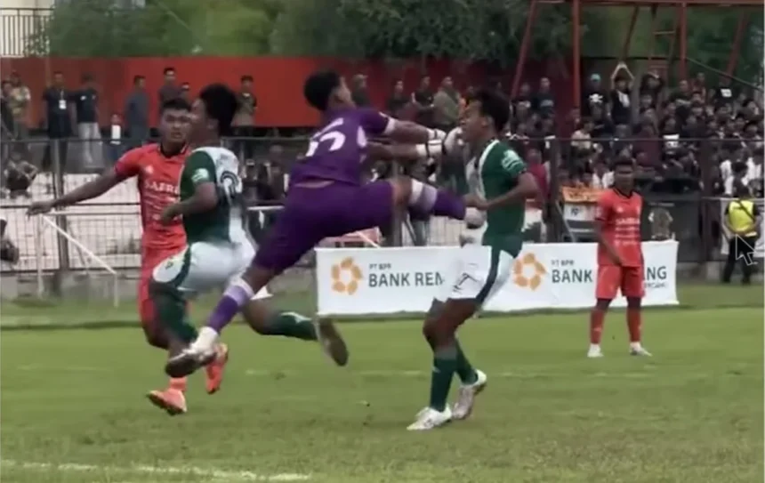 Kiper PSIR Rembang, Raihan Alfariq, menerjang pemain Persikaba Blora, Rizal Dimas di Liga 4 Jawa Tengah. (Dokumen istimewa)