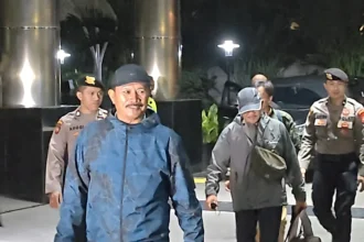 Bupati Madiun, Maidi (jaket biru) tiba di Gedung Merah Putih KPK setelah terjaring OTT.