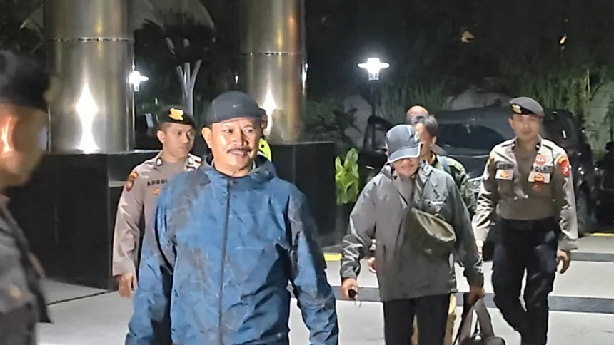 Bupati Madiun, Maidi (jaket biru) tiba di Gedung Merah Putih KPK setelah terjaring OTT.