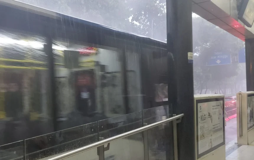 Hujan di Jakarta menyebabkan keterlambatan TransJakarta
