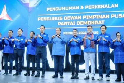 Ketua Majelis Tinggi Partai Demokrat, Susilo Bambang Yudhoyono (SBY) dan Ketua Umum Dewan Pimpinan Pusat Partai Demokrat, Agus Harimurti Yudhoyono, beserta para pengurus Partai Demokrat. (Foto: Instagram agusyudhoyono)
