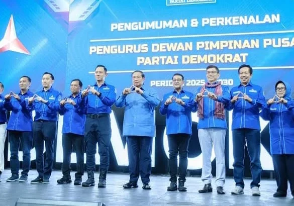 Ketua Majelis Tinggi Partai Demokrat, Susilo Bambang Yudhoyono (SBY) dan Ketua Umum Dewan Pimpinan Pusat Partai Demokrat, Agus Harimurti Yudhoyono, beserta para pengurus Partai Demokrat. (Foto: Instagram agusyudhoyono)
