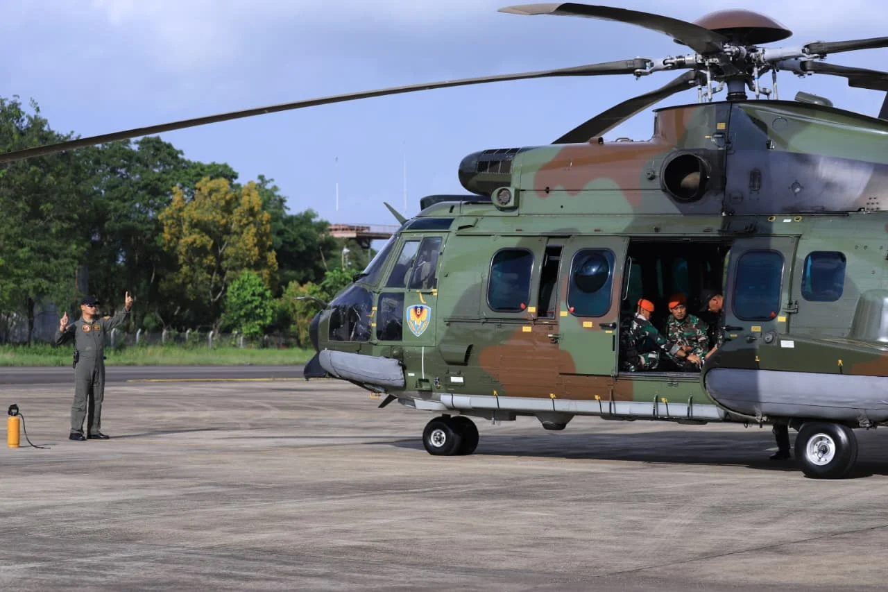 TNI AU mengambil langkah cepat dengan mengerahkan helikopter H225M Caracal untuk membantu operasi pencarian pesawat ATR 400. (Foto: Dok TNI AU)