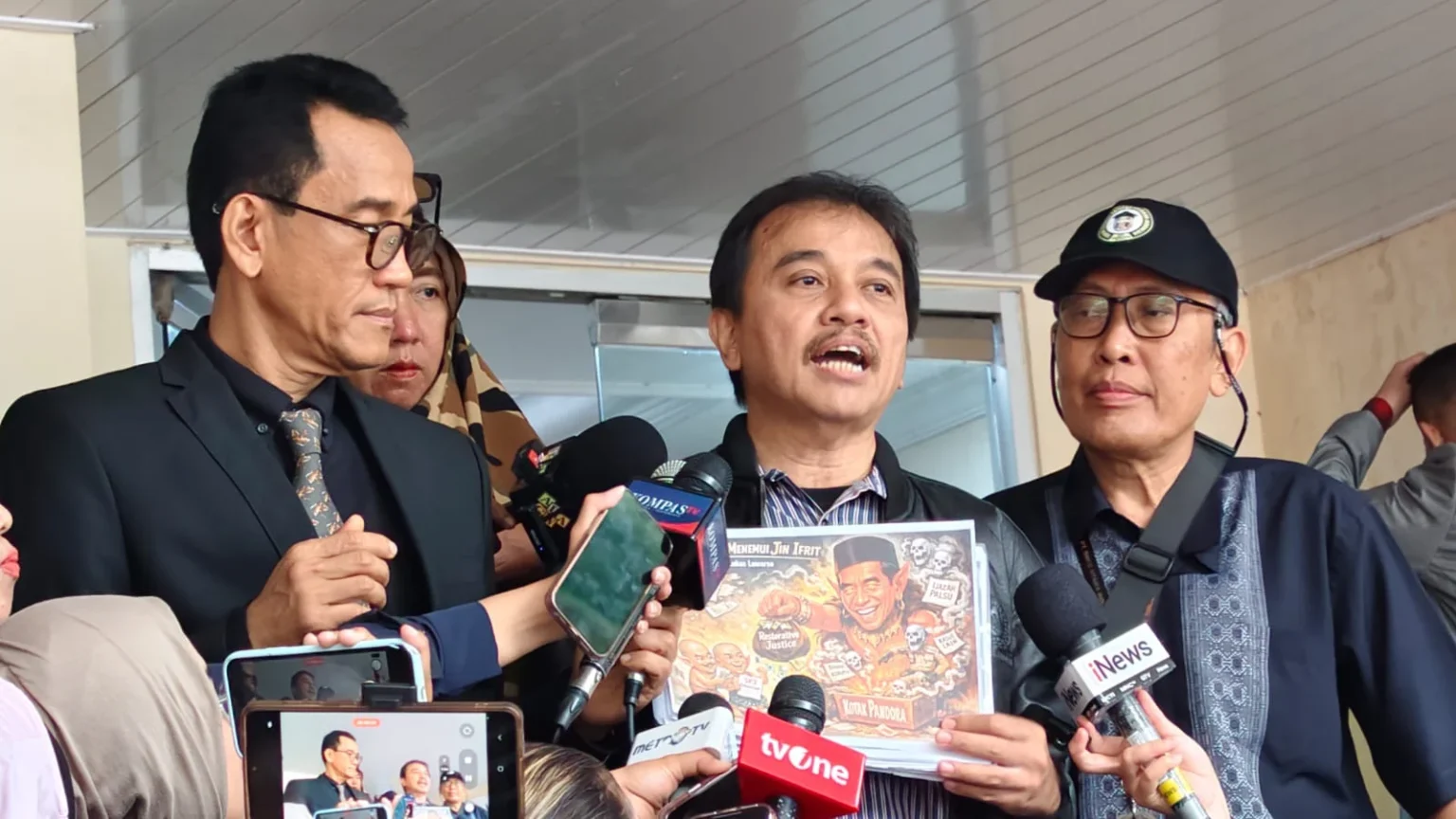 Pakar telematika Roy Suryo bersama Rismon Sianipar dan dr Tifauzia Tyassuma