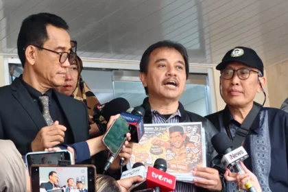 Pakar telematika Roy Suryo bersama Rismon Sianipar dan dr Tifauzia Tyassuma