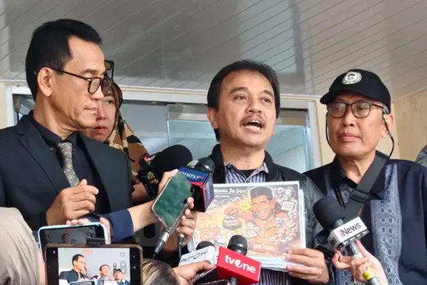 Pakar telematika Roy Suryo bersama Rismon Sianipar dan dr Tifauzia Tyassuma