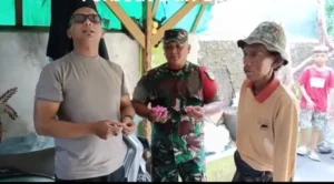 Potongan video/gambar Bhabinkamtibmas Kelurahan Kampung Rawa Aiptu Ikhwan Mulyadi, Babinsa Kelurahan Utan Panjang Serda Heri, serta pedagan es kue Sudrajat