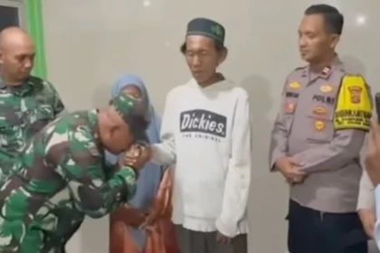 Permohonan maaf oknum polisi dan TNI yang sempat menuduh pedagang es, Sudrajat, hingga viral di medsos. (Sumber: Instagram.com/@pembasmii.kehaluan)