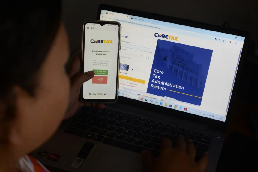Warga mengakses laman sistem perpajakan digital Coretax di Boyolali, Jawa Tengah, Selasa (30/12/2025).