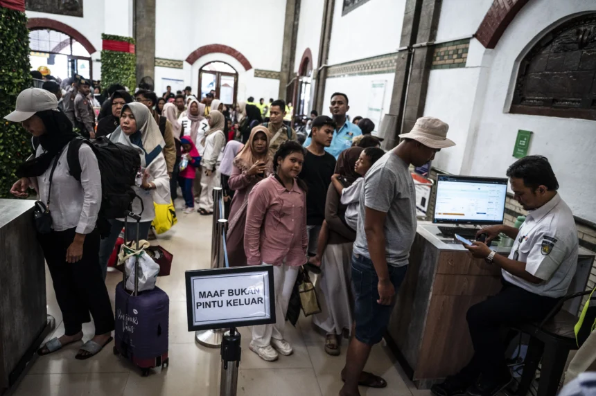 Petugas KAI (kanan) memeriksa tiket calon penumpang kereta api di Stasiun Tawang, Semarang, Jawa Tengah