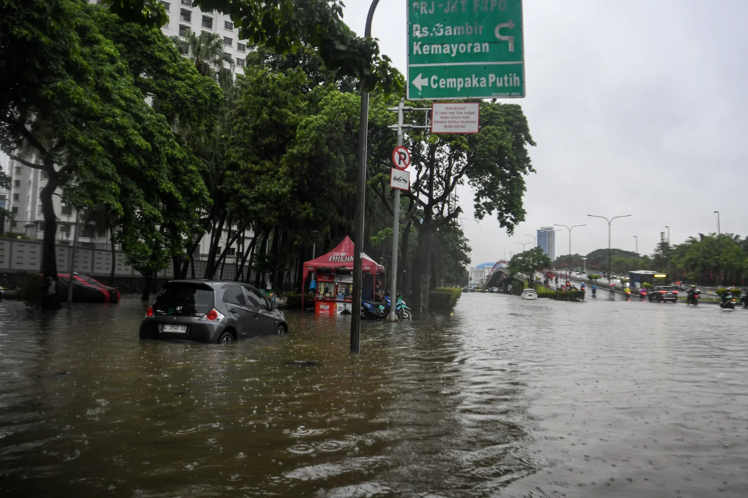 Sejumlah kendaraan terendam banjir di Kemayoran, Jakarta
