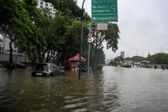 Sejumlah kendaraan terendam banjir di Kemayoran, Jakarta