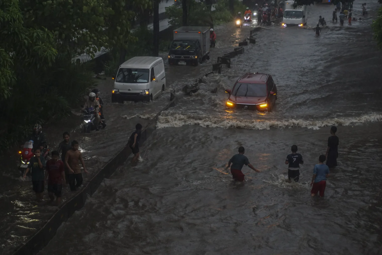Sejumlah kendaraan melintasi jalan yang terendam banjir di Jalan Daan Mogot, Jakarta