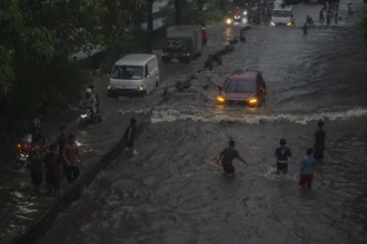 Sejumlah kendaraan melintasi jalan yang terendam banjir di Jalan Daan Mogot, Jakarta